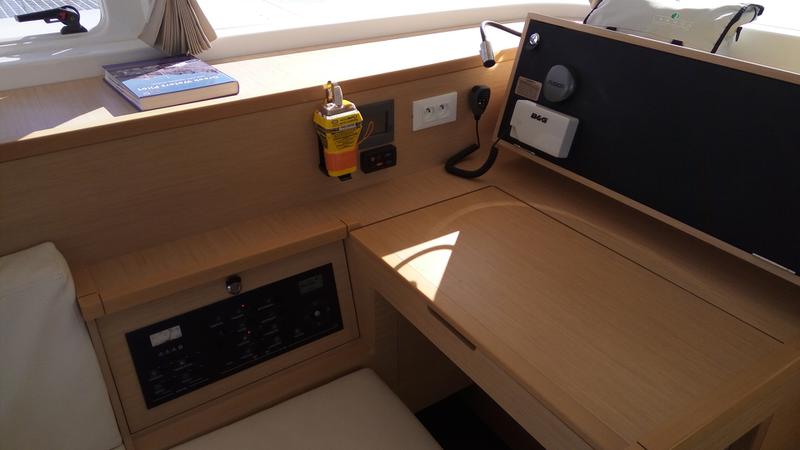 Book yachts online - catamaran - Lagoon 400 S2 - Pasiphae - rent