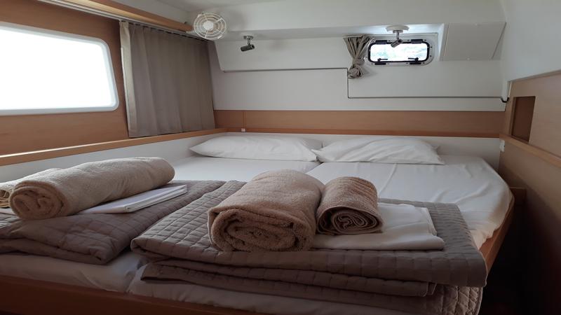 Book yachts online - catamaran - Lagoon 400 S2 - Pasiphae - rent