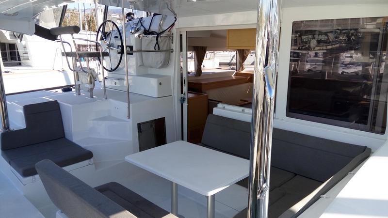 Book yachts online - catamaran - Lagoon 400 S2 - Pasiphae - rent