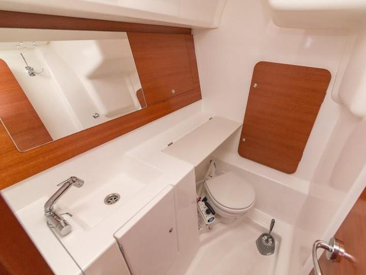 Book yachts online - sailboat - Dufour 335 Grand Large - PIPPI new sails 2018 - rent