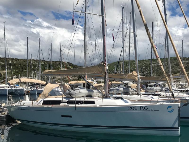 Book yachts online - sailboat - Dufour 335 Grand Large - PIPPI new sails 2018 - rent