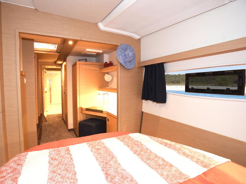 Book yachts online - catamaran - Fountaine Pajot Lucia 40 - Kit-Cat - rent