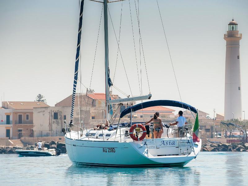 Book yachts online - sailboat - Dufour 455 GL - Asia - rent