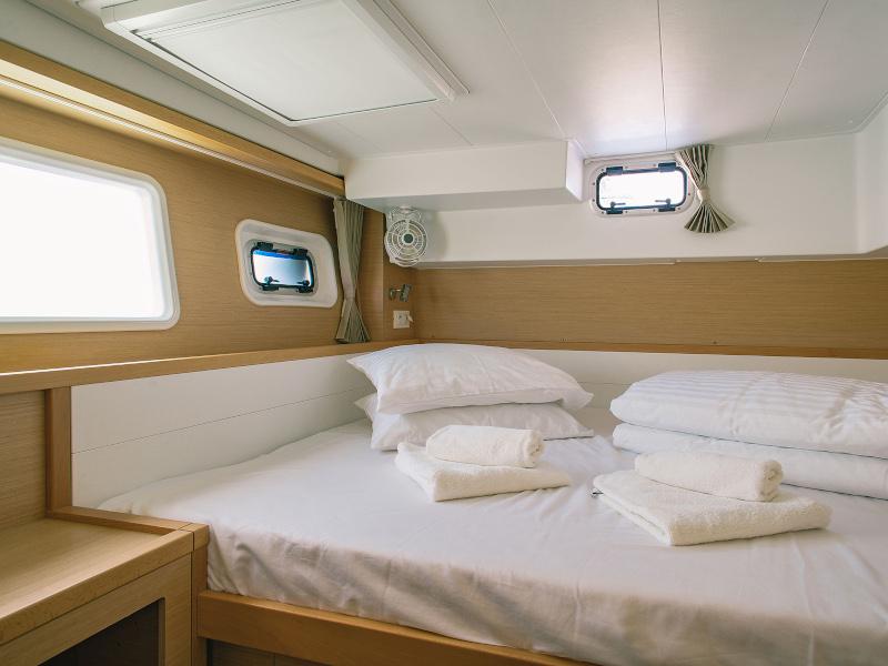 Book yachts online - catamaran - Lagoon 39 - Monique - rent