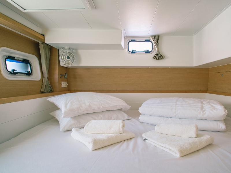 Book yachts online - catamaran - Lagoon 39 - Monique - rent