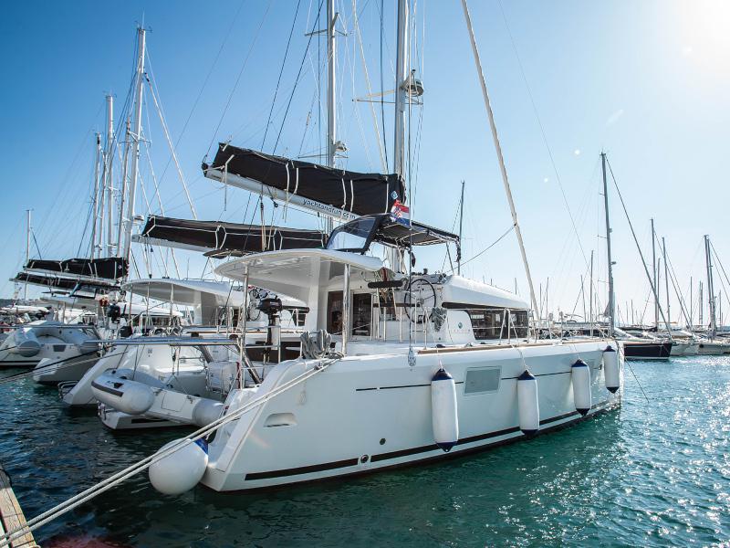 Book yachts online - catamaran - Lagoon 39 - Monique - rent