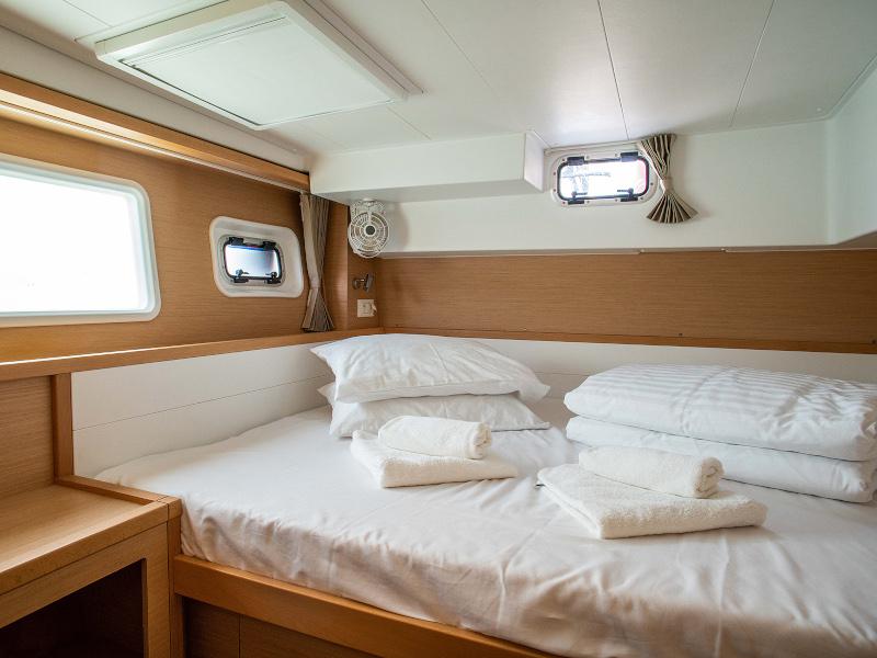 Book yachts online - catamaran - Lagoon 39 - Monique - rent