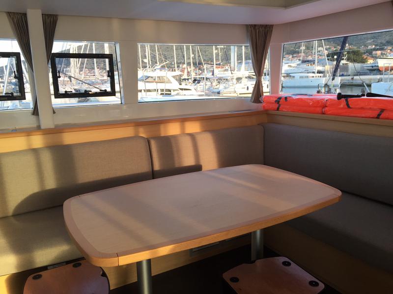 Book yachts online - catamaran - Lagoon 450  Flybridge - Diva - rent