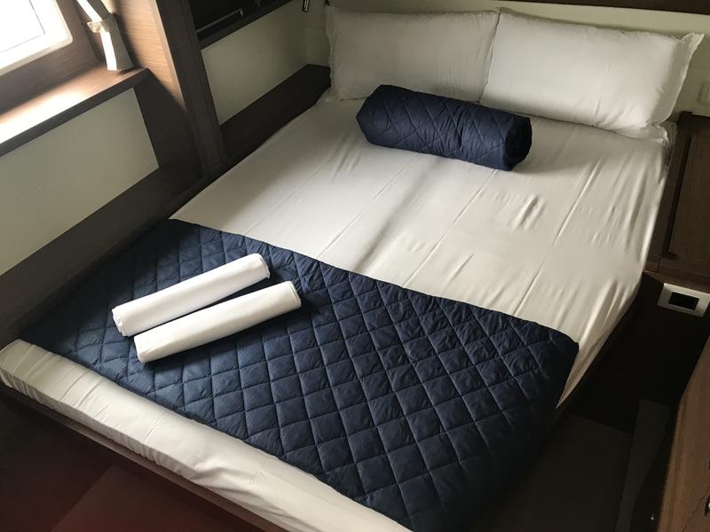 Book yachts online - catamaran - Lagoon 52F - 6 cab - Dugongo II (GND) (6 cab + 1 crew) (A/C, WM, Generator, Inverter, Tender Lift) - rent