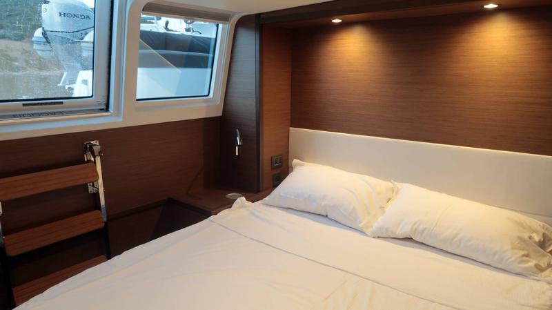 Book yachts online - catamaran - Lagoon 620 - Blue Eclipse - rent