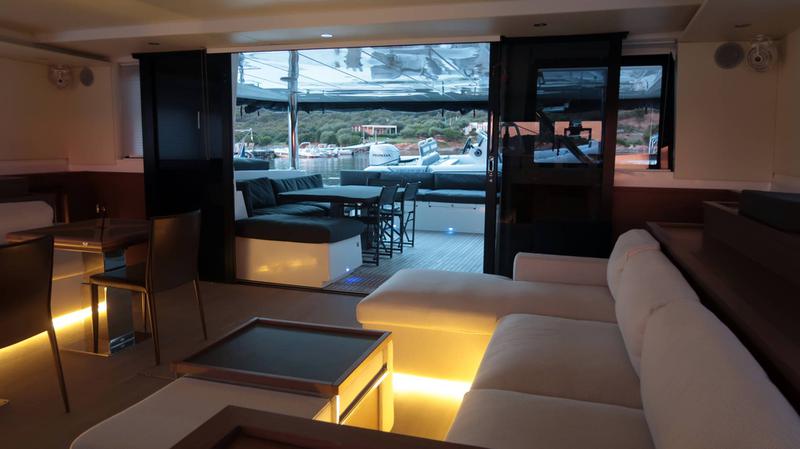 Book yachts online - catamaran - Lagoon 620 - Blue Eclipse - rent