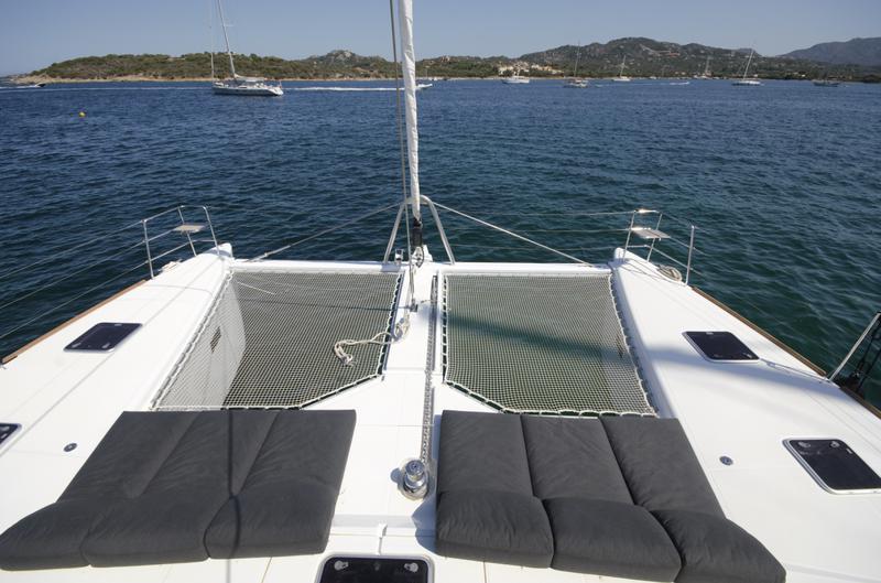 Book yachts online - catamaran - Lagoon 620 - Blue Eclipse - rent