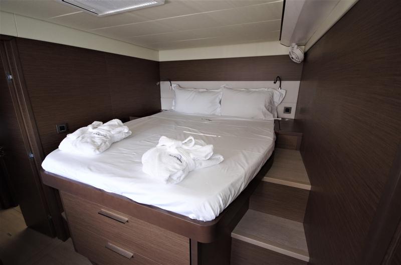 Book yachts online - catamaran - Lagoon 620 - Blue Eclipse - rent