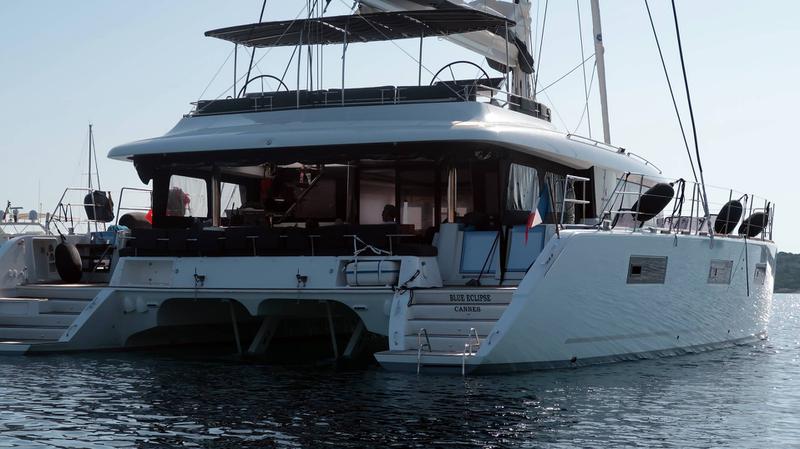 Book yachts online - catamaran - Lagoon 620 - Blue Eclipse - rent
