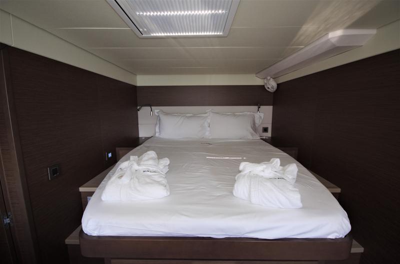 Book yachts online - catamaran - Lagoon 620 - Blue Eclipse - rent