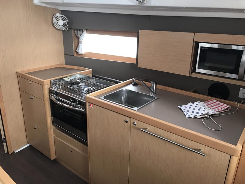 Book yachts online - sailboat - Oceanis 38.1 - Avior - rent