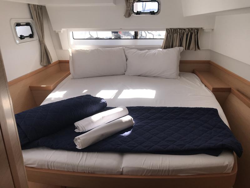 Book yachts online - catamaran - Lagoon 42 - Benetnash II (GND) (A/C, WM, Generator, Inverter) - rent