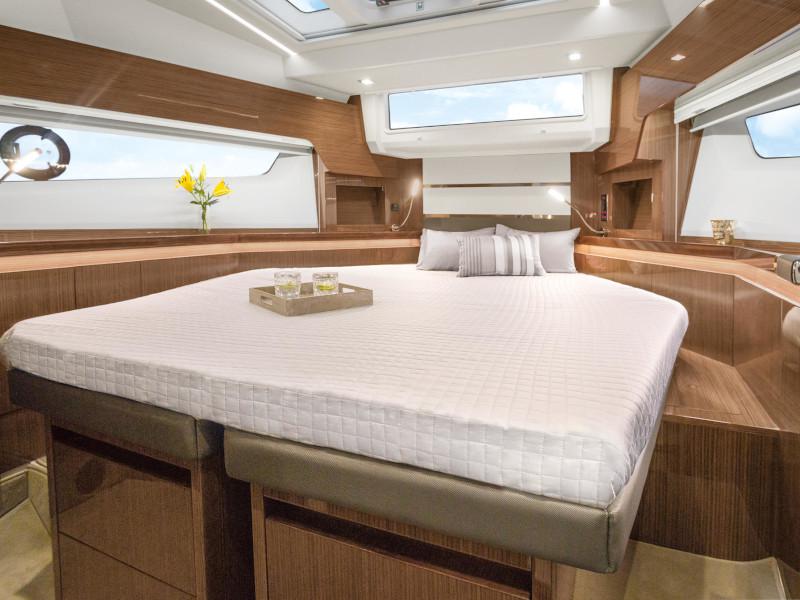 Book yachts online - motorboat - Sealine F 430 - Blue Lagoon II  - rent