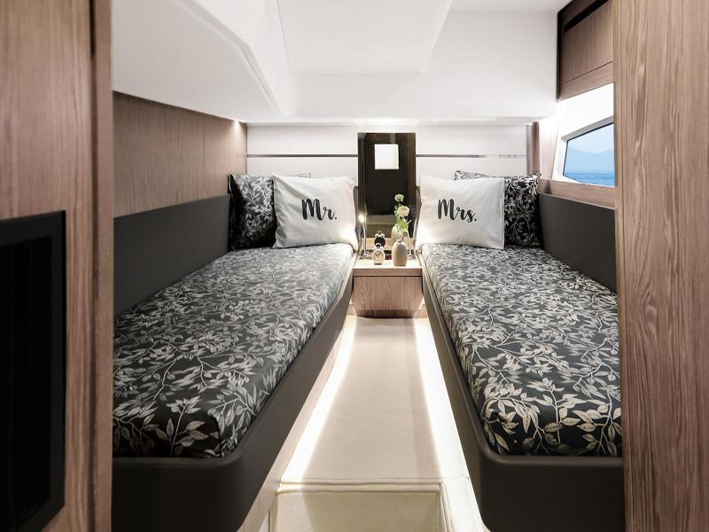 Book yachts online - motorboat - Sealine F 430 - Blue Lagoon II  - rent