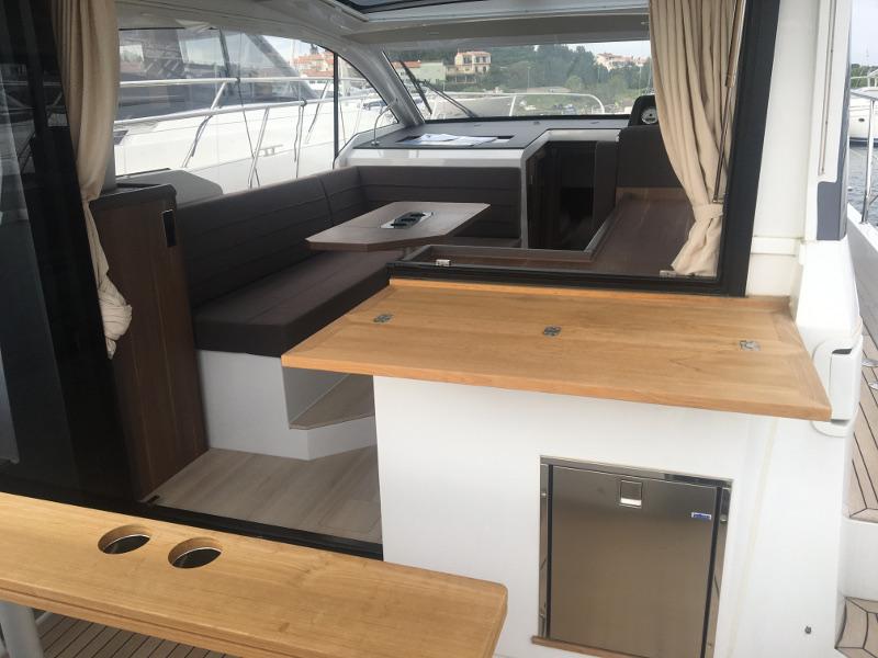 Book yachts online - motorboat - Sealine C330 - Salona I - rent