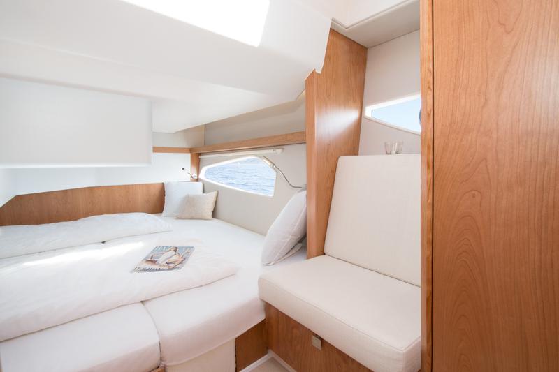 Book yachts online - motorboat - Sealine C330 - Salona I - rent