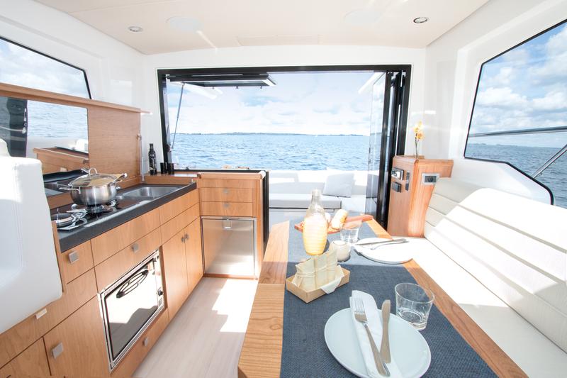 Book yachts online - motorboat - Sealine C330 - Salona I - rent