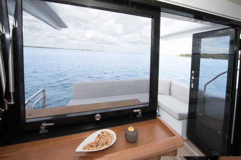 Book yachts online - motorboat - Sealine C330 - Salona I - rent
