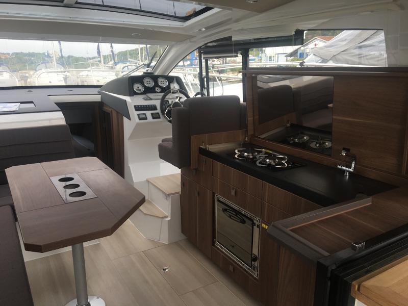 Book yachts online - motorboat - Sealine C330 - Salona I - rent
