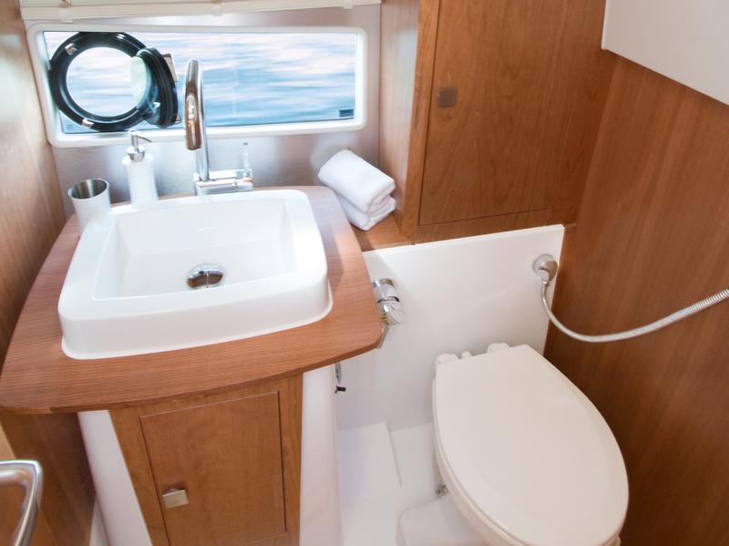Book yachts online - motorboat - Sealine C330 - Salona I - rent