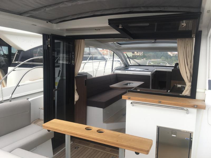 Book yachts online - motorboat - Sealine C330 - Salona I - rent