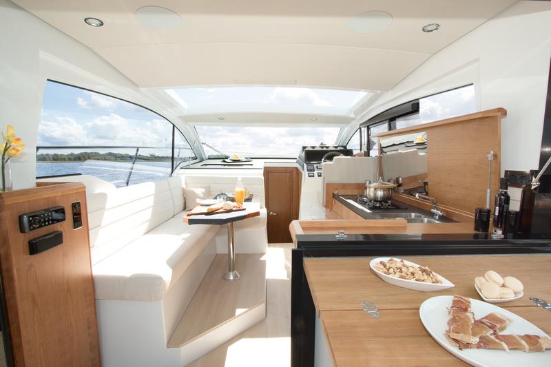 Book yachts online - motorboat - Sealine C330 - Salona I - rent