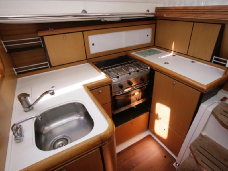 Book yachts online - sailboat - Wind 34 - Ilha das Infinity - rent