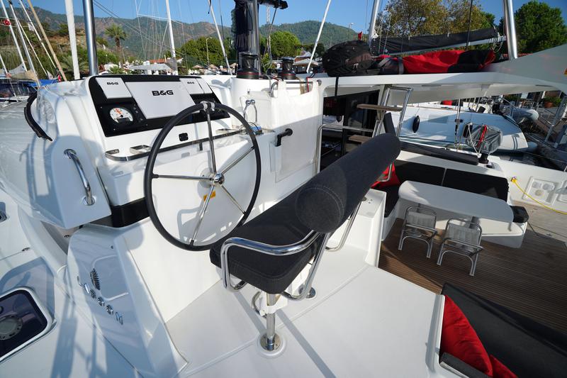 Book yachts online - catamaran - Lagoon 42 - Little Dream - rent
