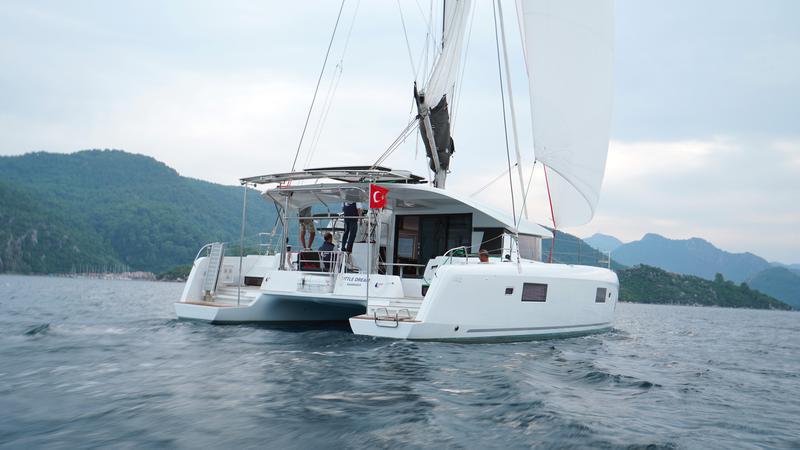 Book yachts online - catamaran - Lagoon 42 - Little Dream - rent