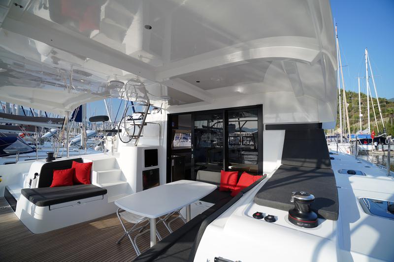 Book yachts online - catamaran - Lagoon 42 - Little Dream - rent