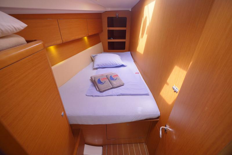 Book yachts online - sailboat - Sun Odyssey 44 i - Night &amp; Day - rent