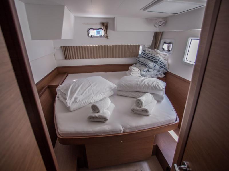 Book yachts online - catamaran - Lagoon 42 - Mitra - rent