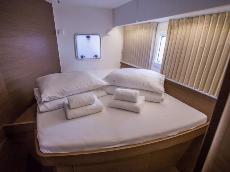 Book yachts online - catamaran - Lagoon 42 - Mitra - rent