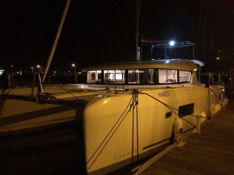 Book yachts online - catamaran - Lagoon 42 - Mares - rent