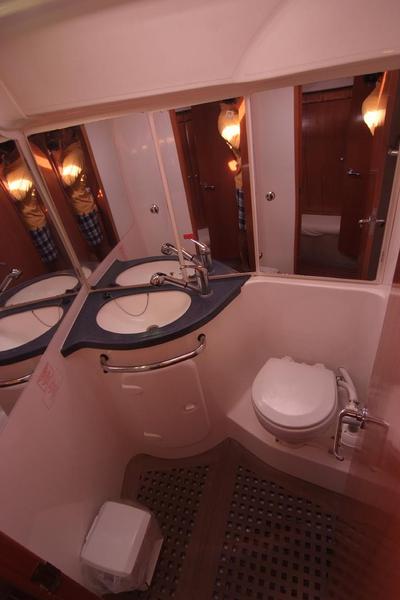 Book yachts online - sailboat - Bavaria 42 Cruiser - LUPA - rent