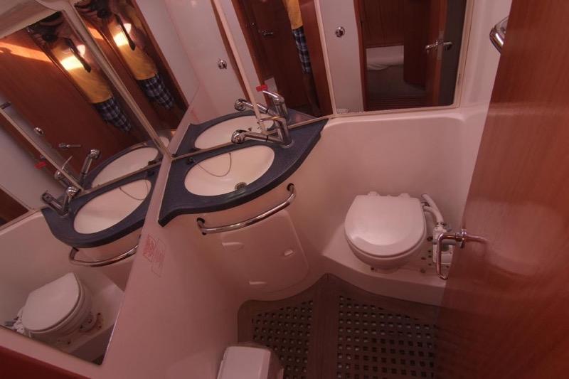 Book yachts online - sailboat - Bavaria 42 Cruiser - LUPA - rent