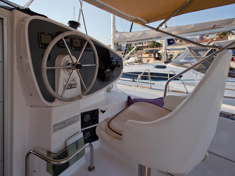 Book yachts online - catamaran - Athena 38 (4+2 cab) - SWAN - rent