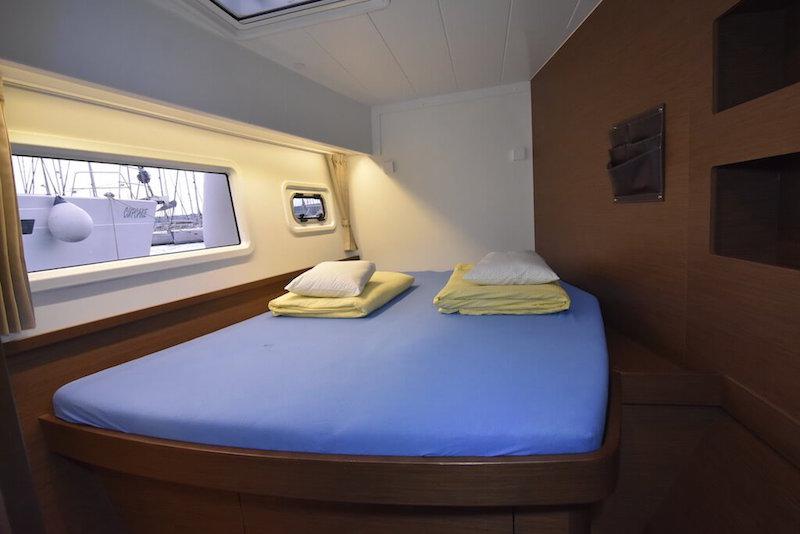 Book yachts online - catamaran - Lagoon 42 - LOLINA - rent