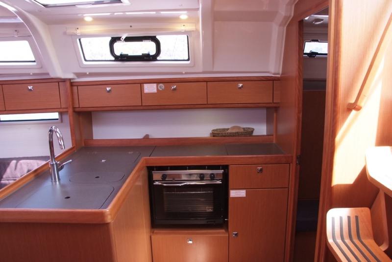 Book yachts online - sailboat - Bavaria Cruiser 37 - DORI  - rent