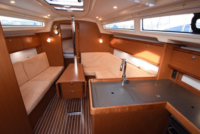 Book yachts online - sailboat - Bavaria Cruiser 34 - TALASSA - rent