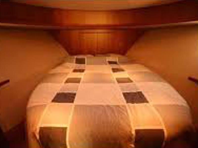 Book yachts online - motorboat - Catcruiser 45 - Lav Boat - rent