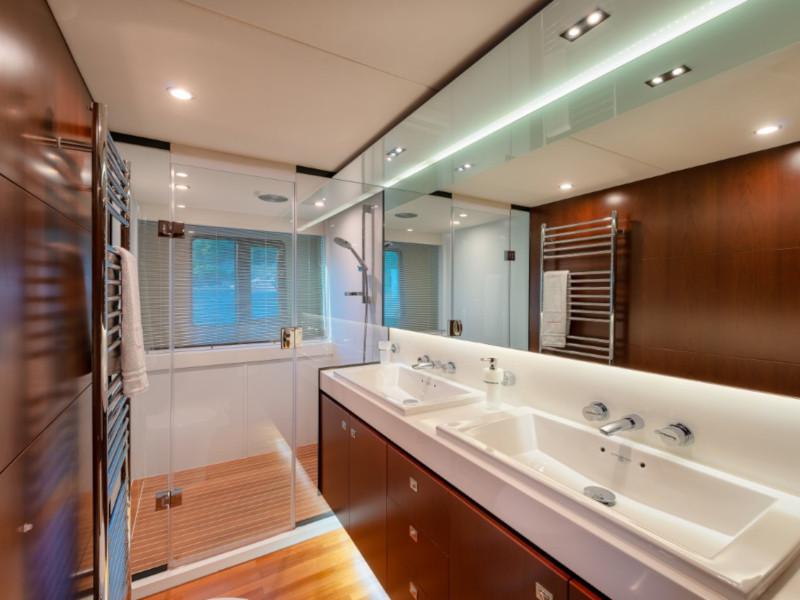 Book yachts online - motorboat - Princess 72 Fly - Champion - rent