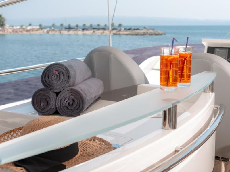 Book yachts online - motorboat - Princess 72 Fly - Champion - rent