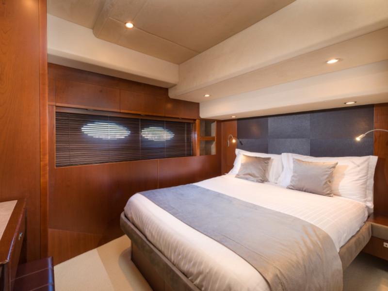 Book yachts online - motorboat - Princess 72 Fly - Champion - rent