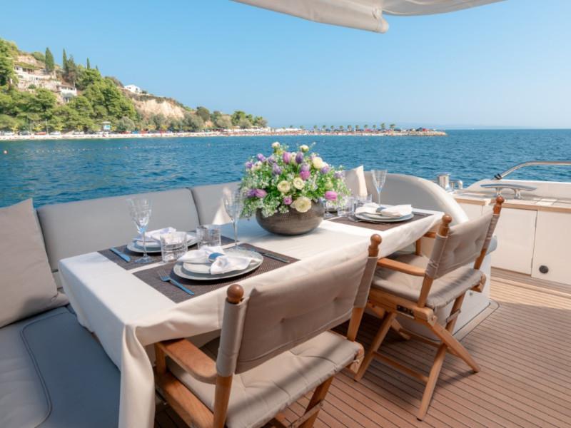 Book yachts online - motorboat - Princess 72 Fly - Champion - rent